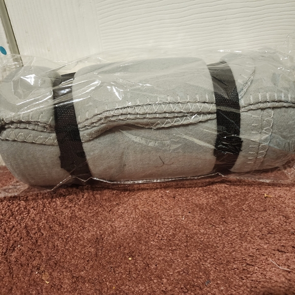 Navy fleece Blanket NWT - Picture 2 of 4